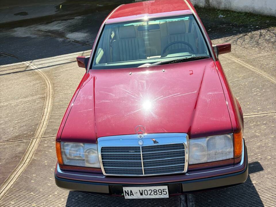 Image 10/50 of Mercedes-Benz E 200 (1993)