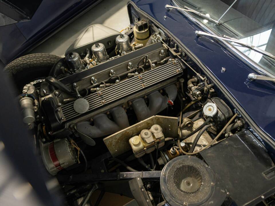 Image 42/50 de Jaguar E-Type (1969)