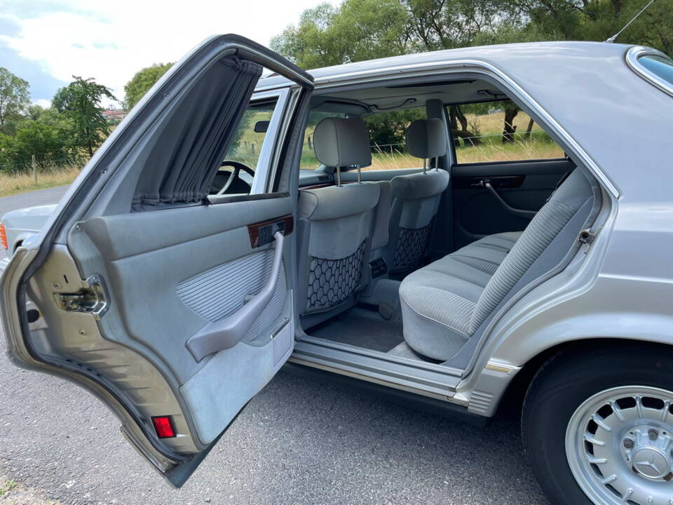Image 12/24 of Mercedes-Benz 500 SEL (1982)