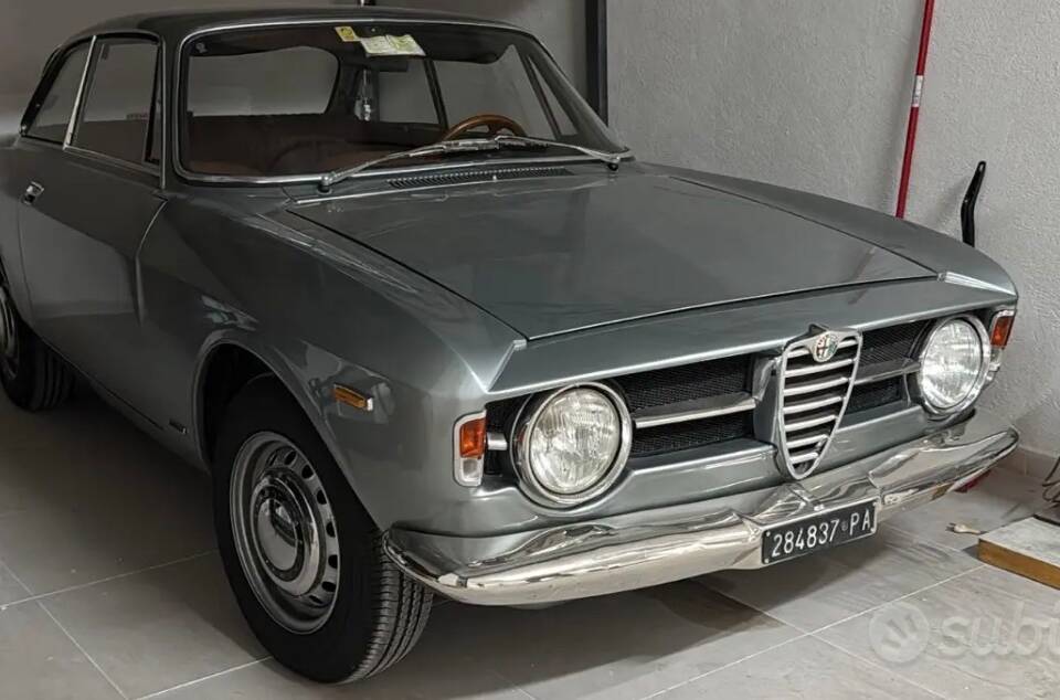 Image 2/18 of Alfa Romeo Giulia GT 1300 Junior (1968)