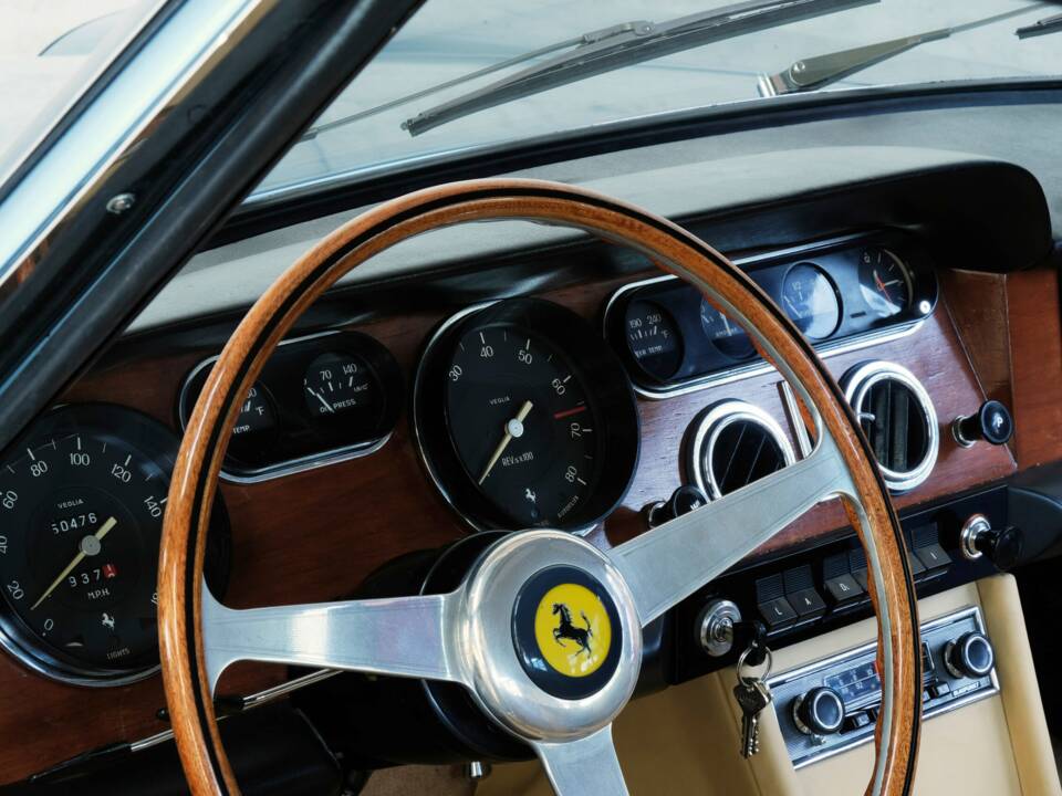 Image 22/50 of Ferrari 330 GT 2+2 (1964)