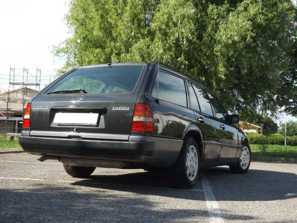 Image 14/50 of Mercedes-Benz 250 TD Turbo (1992)