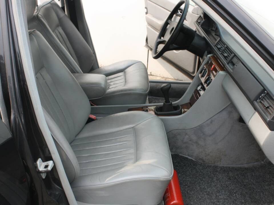 Immagine 4/13 di Mercedes-Benz 230 E (1986)