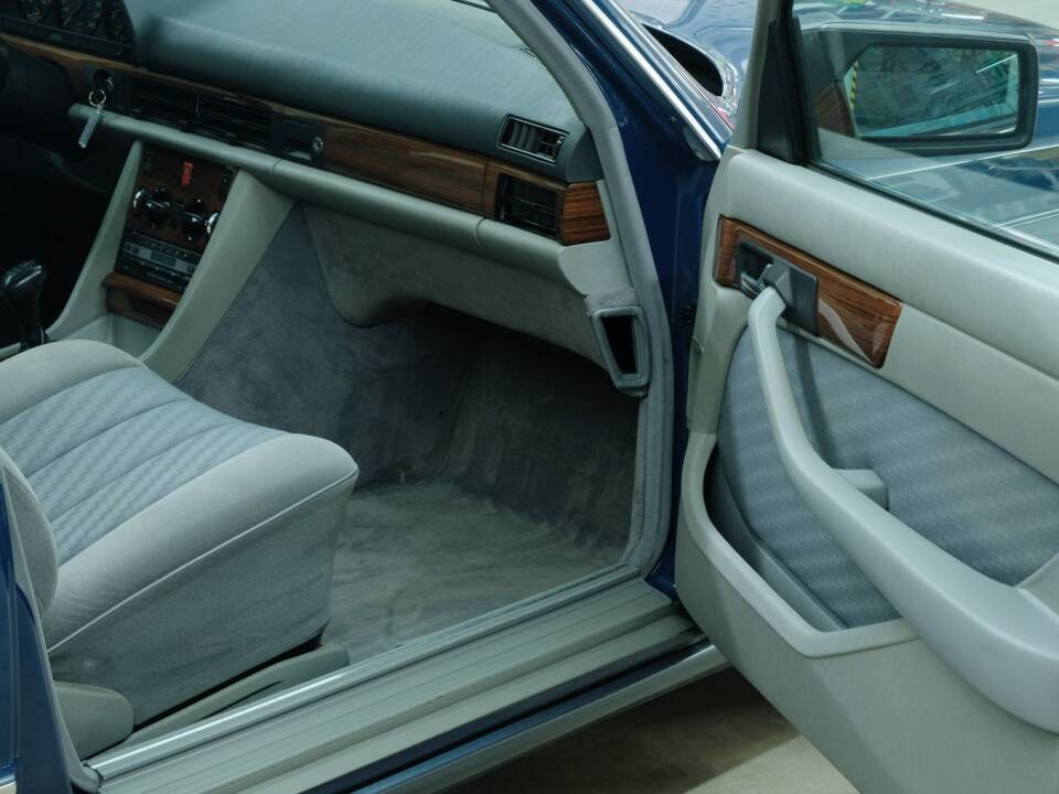 Bild 23/50 von Mercedes-Benz 300 SE (1990)