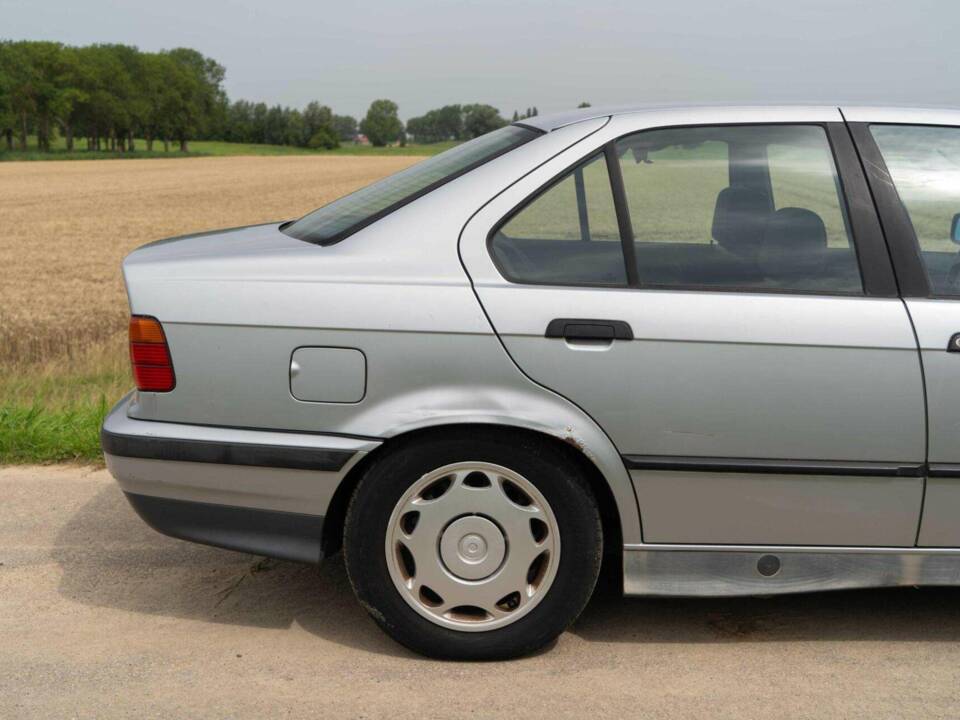Image 11/40 de BMW 320i (1994)