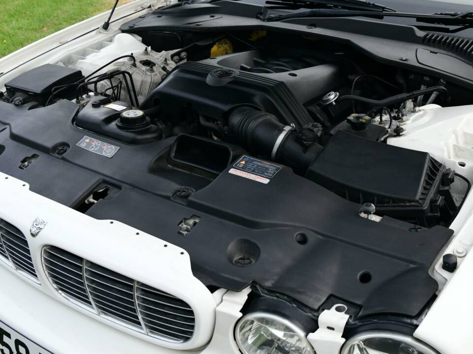Image 26/50 of Jaguar XJ 8 4.2 (2008)