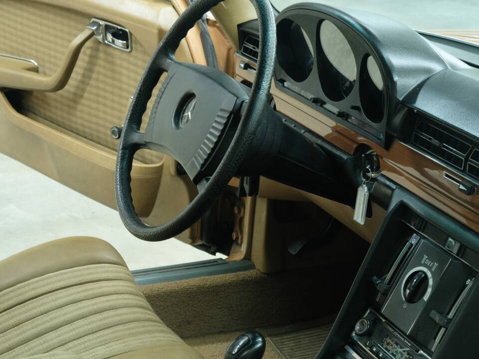 Image 47/50 de Mercedes-Benz 350 SE (1973)