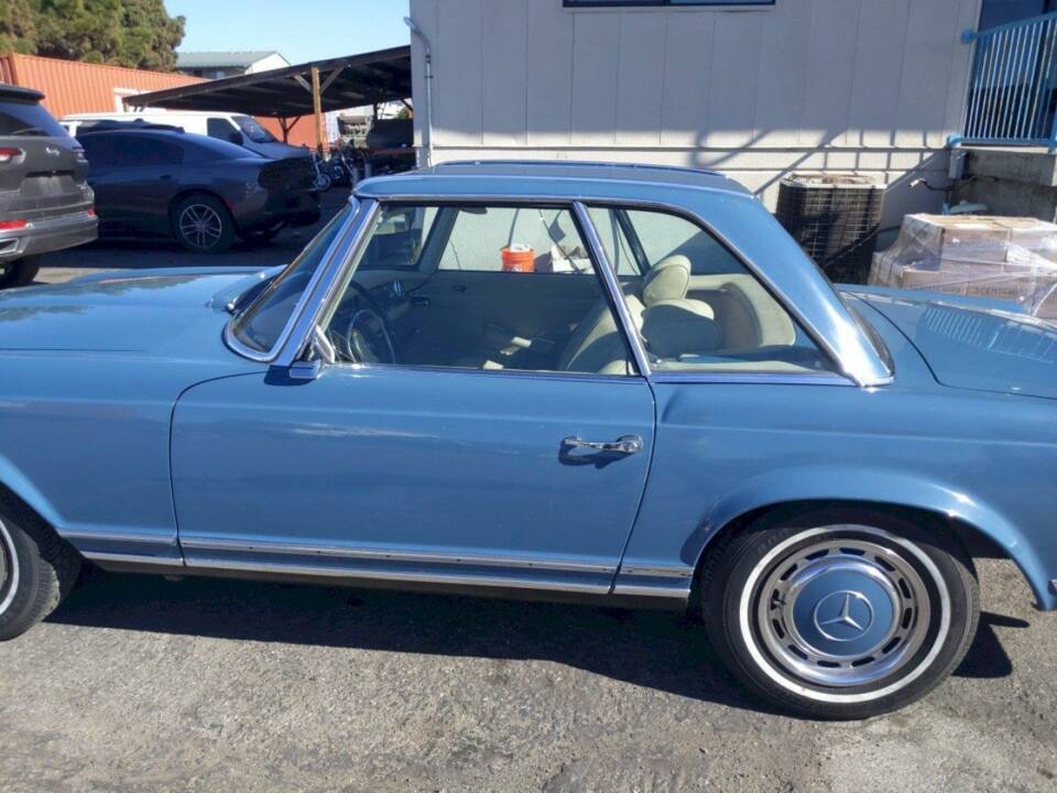 Image 17/36 de Mercedes-Benz 280 SL (1970)