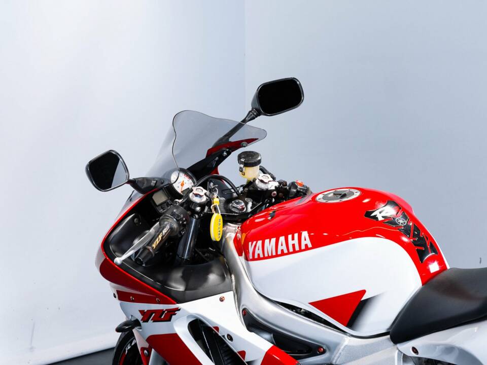 Immagine 8/48 di Yamaha DUMMY (1999)