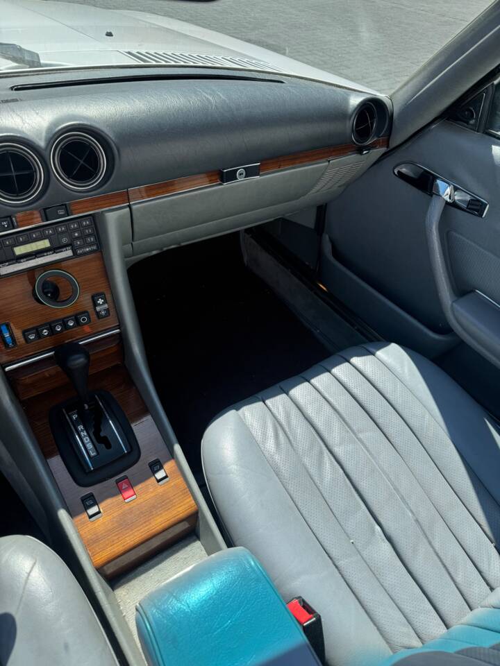 Image 20/28 of Mercedes-Benz 380 SL (1981)