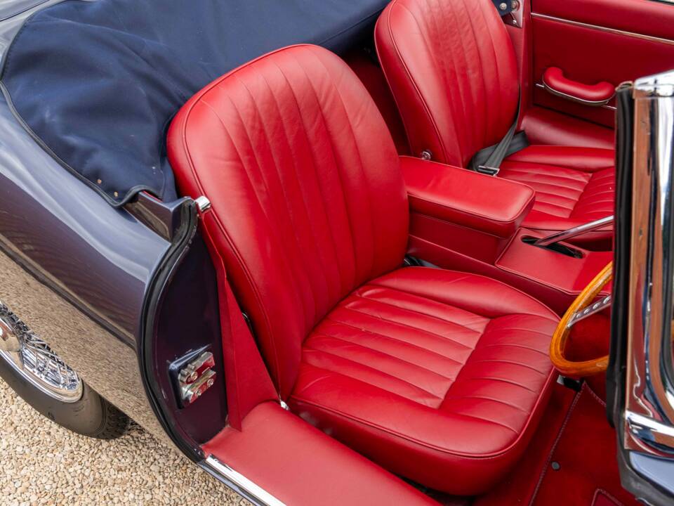 Image 21/27 of Jaguar Type E 4.2 (1965)