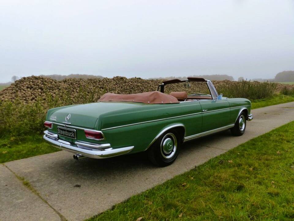 Mercedes-Benz 300 SE Cabriolet tundragrün 1966