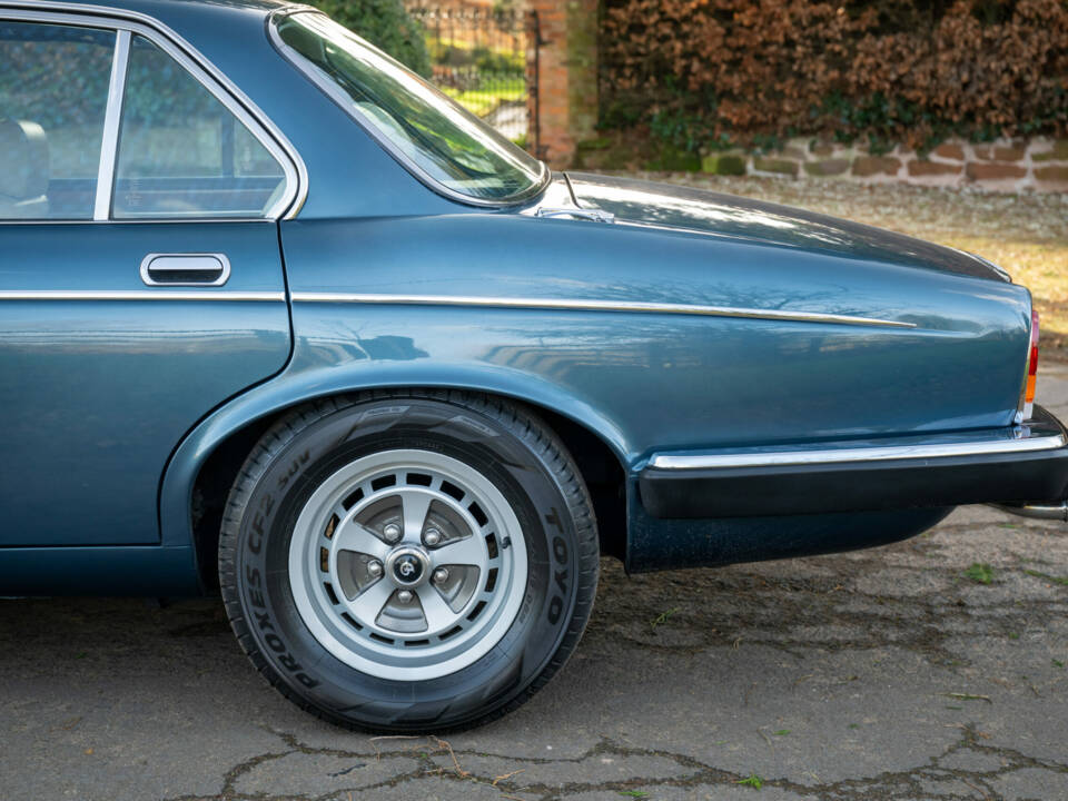 Image 5/13 de Daimler Sovereign 4.2 (1984)