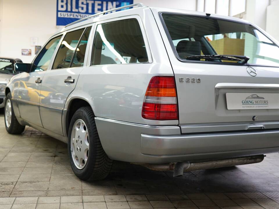 Image 7/36 de Mercedes-Benz E 220 T (1993)