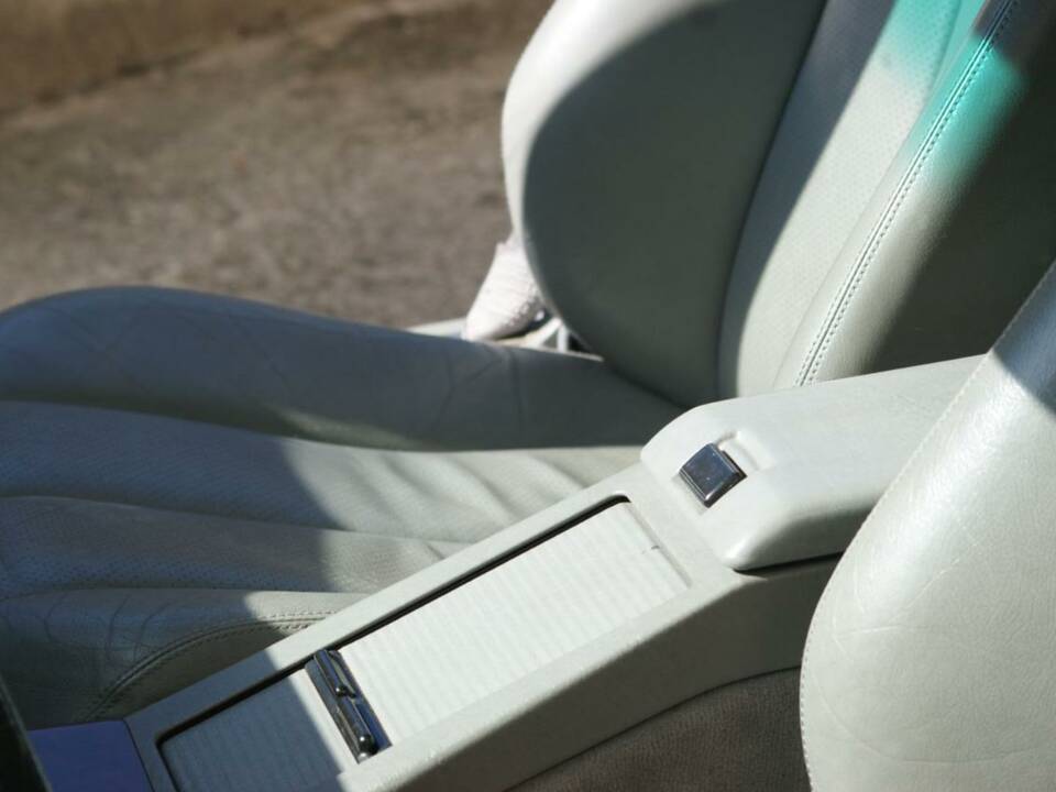 Immagine 32/50 di Mercedes-Benz 300 SL-24 (1989)