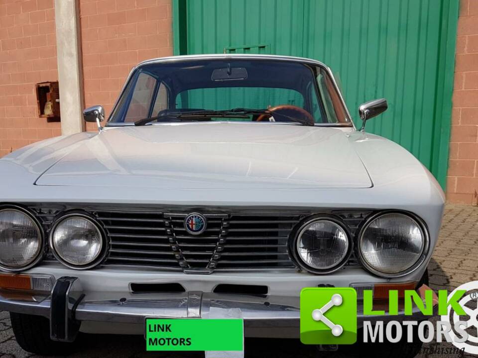 Immagine 3/10 di Alfa Romeo 2000 GT Veloce (1972)