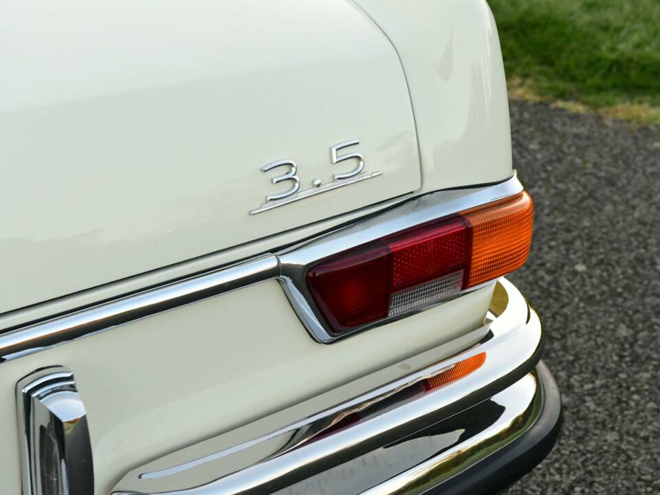 Image 22/50 of Mercedes-Benz 280 SE 3,5 (1971)
