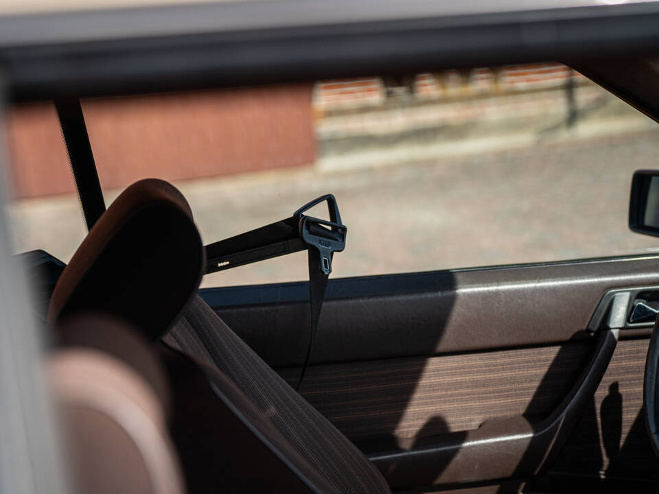 Image 25/40 of Mercedes-Benz 300 CE (1987)