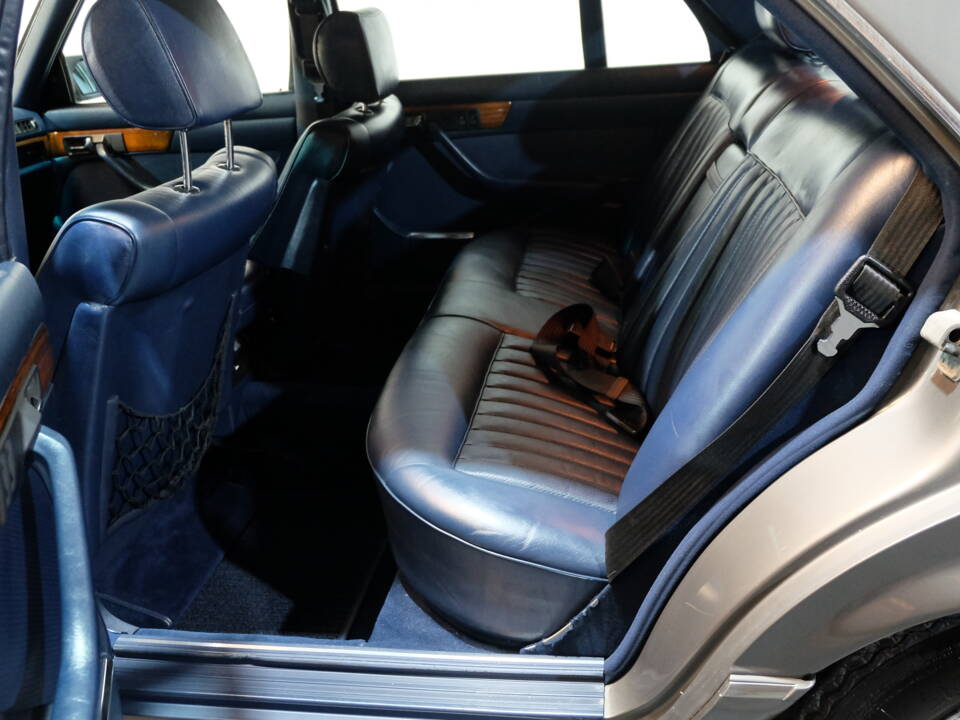 Image 16/31 of Mercedes-Benz 500 SEL (1987)