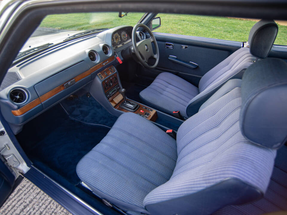 Immagine 14/28 di Mercedes-Benz 230 CE (1984)