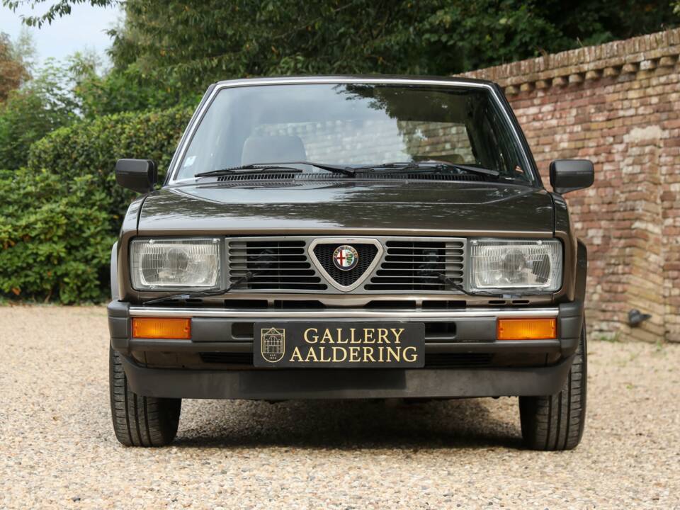 Afbeelding 6/50 van Alfa Romeo Alfetta 2.0 (1984)
