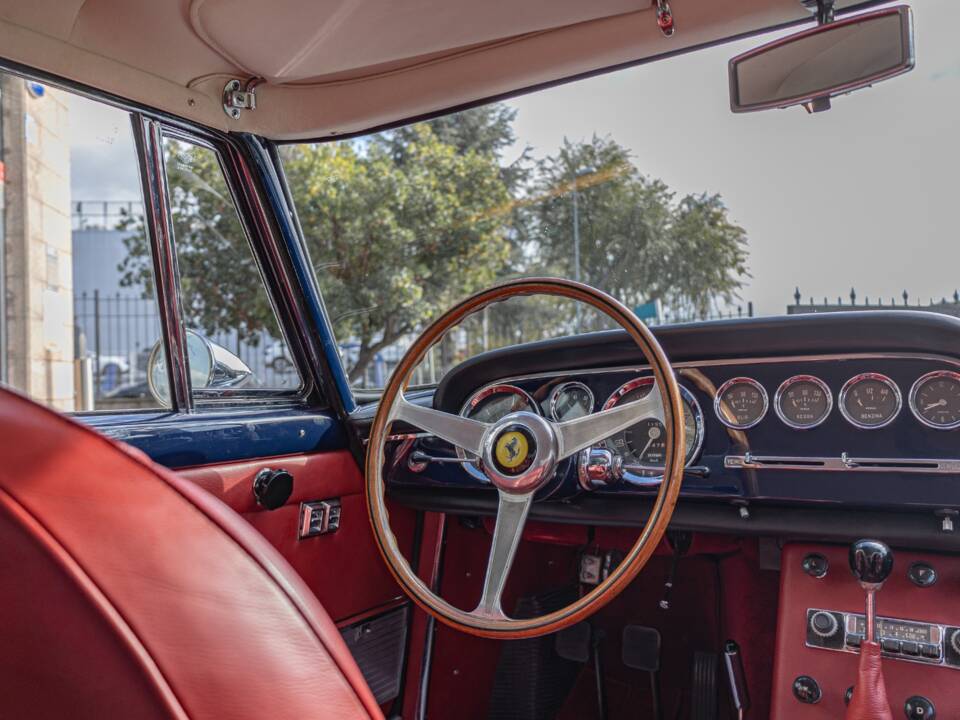 Image 14/21 of Ferrari 250 GT&#x2F;E (1961)