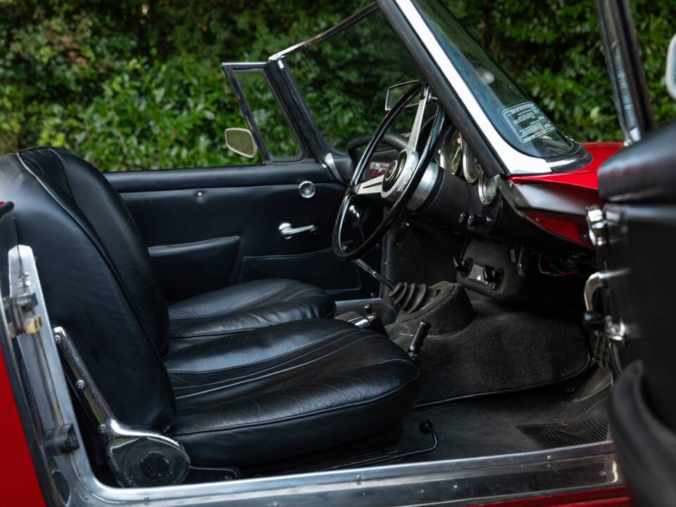 Image 12/27 of Alfa Romeo 2600 Spider (1964)