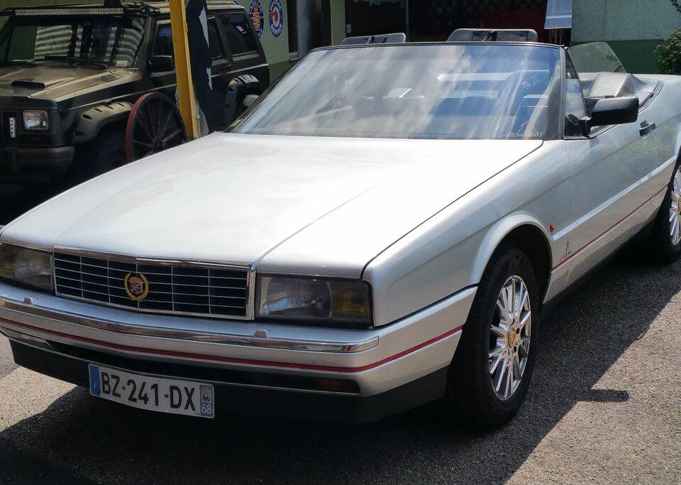 Image 4/8 de Cadillac Allanté (1990)