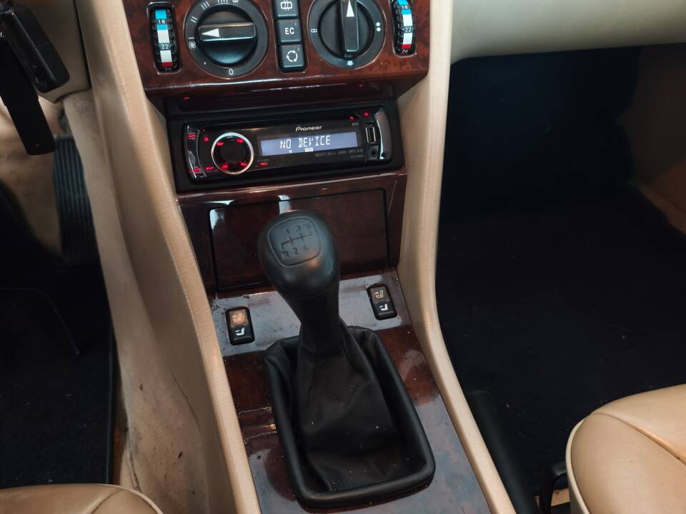 Image 16/22 of Mercedes-Benz E 220 (1996)