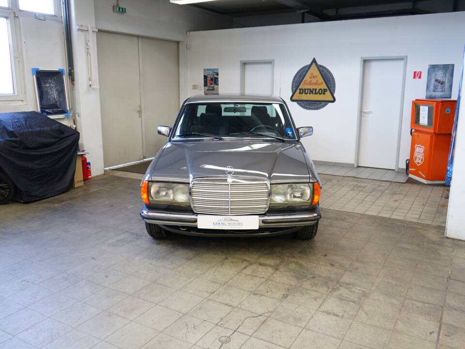 Image 4/36 de Mercedes-Benz 280 E (1982)