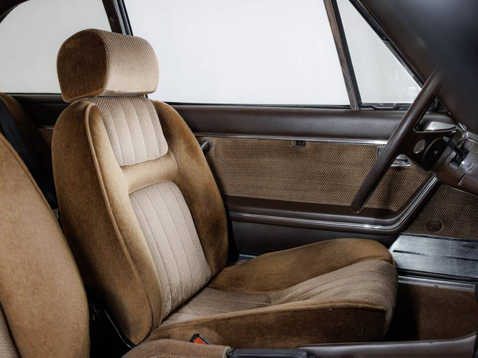 Image 14/24 de Peugeot 504 Coupé (1981)