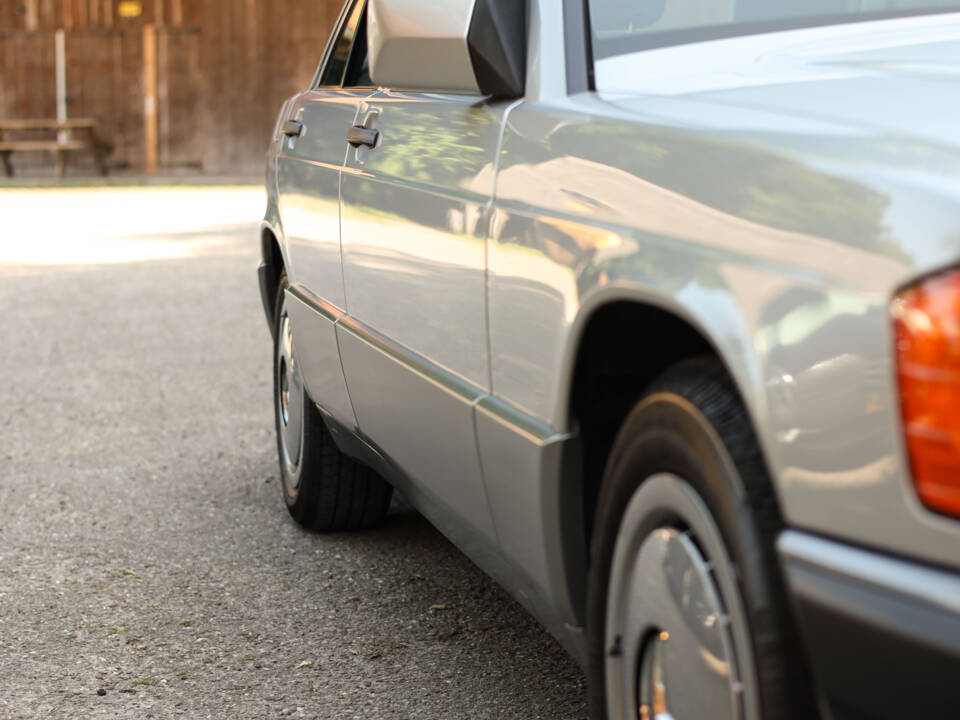 Immagine 93/100 di Mercedes-Benz 190 E 2.3 (1992)