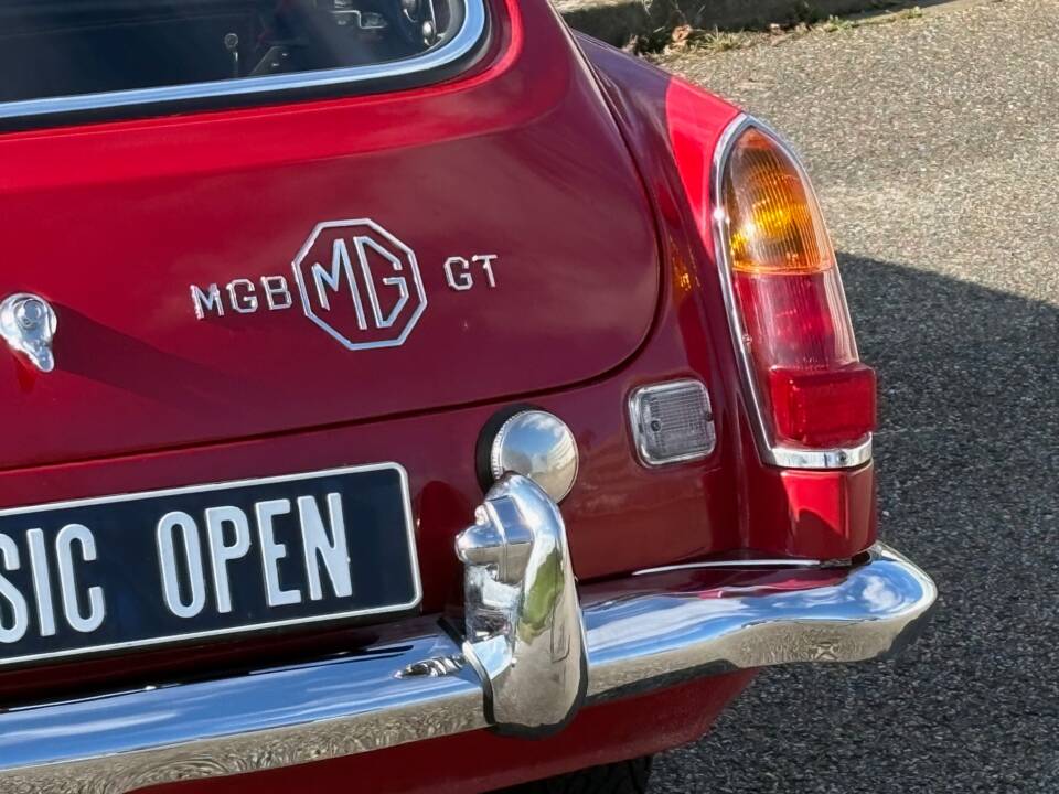 Image 18/23 of MG MGB GT (1968)