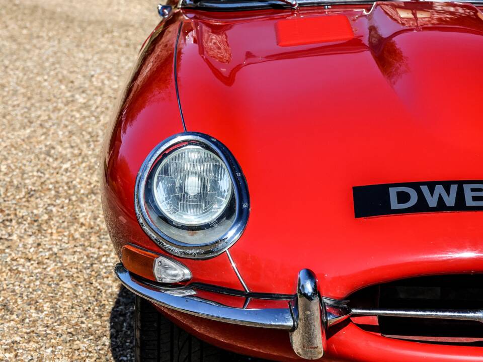 Image 18/41 de Jaguar E-Type (1968)