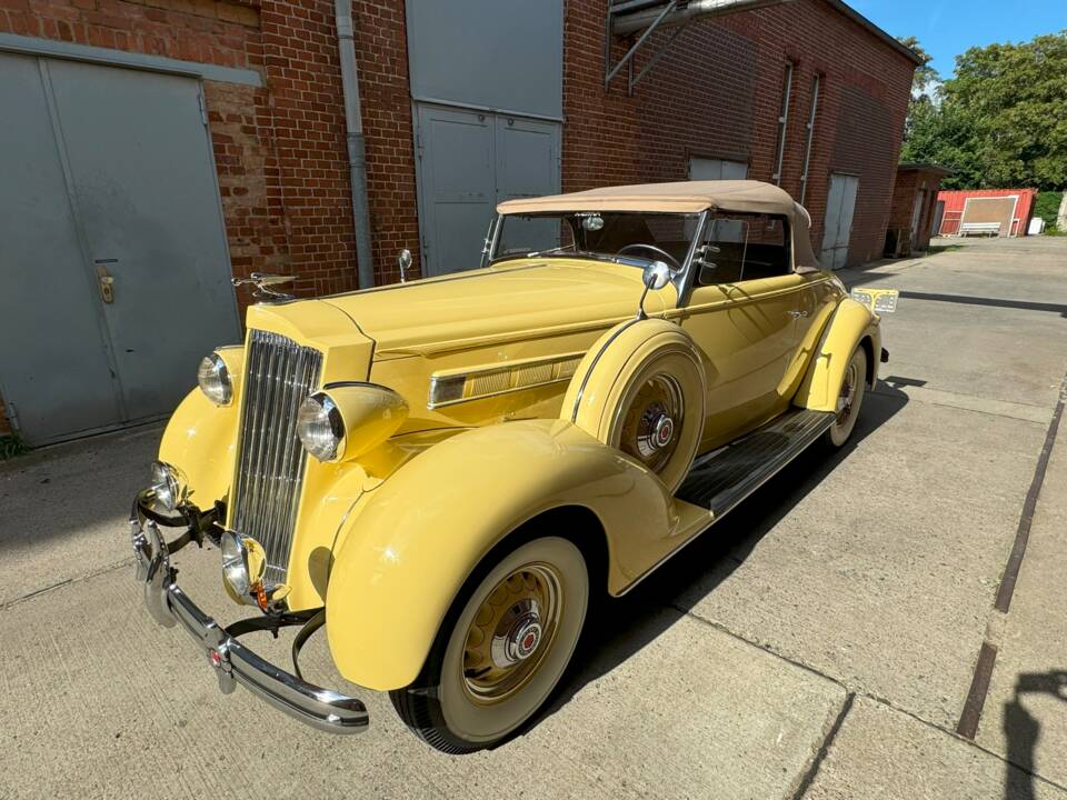 Image 17/75 of Packard One-Twenty (1936)