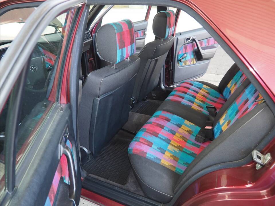 Image 71/137 of Mercedes-Benz 190 E 1.8 Avantgarde &quot;Rosso&quot; (1992)