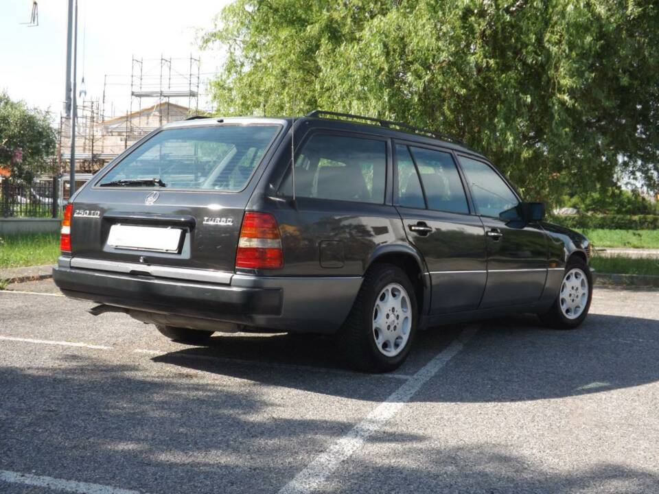 Image 7/50 of Mercedes-Benz 250 TD Turbo (1992)