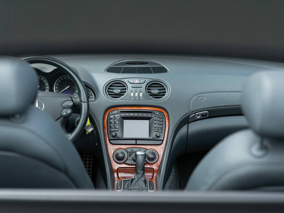 Image 46/50 of Mercedes-Benz SL 500 (2001)