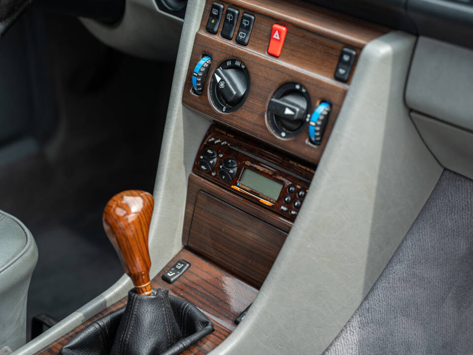 Image 30/66 of Mercedes-Benz 200 TE (1989)