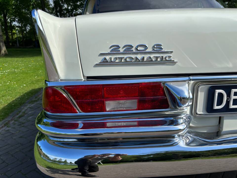 Image 16/64 of Mercedes-Benz 220 S b (1965)