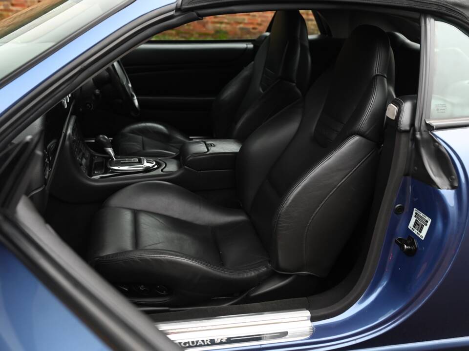 Image 23/26 de Jaguar XKR (2004)