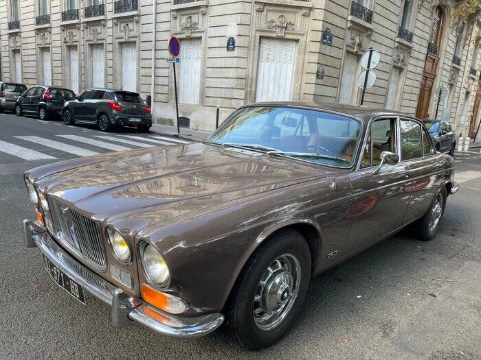 Image 2/7 de Jaguar XJ 12 L (1974)