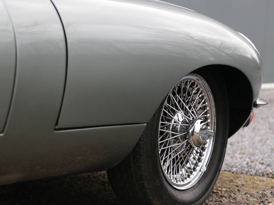 Image 14/48 de Jaguar E-Type (1969)