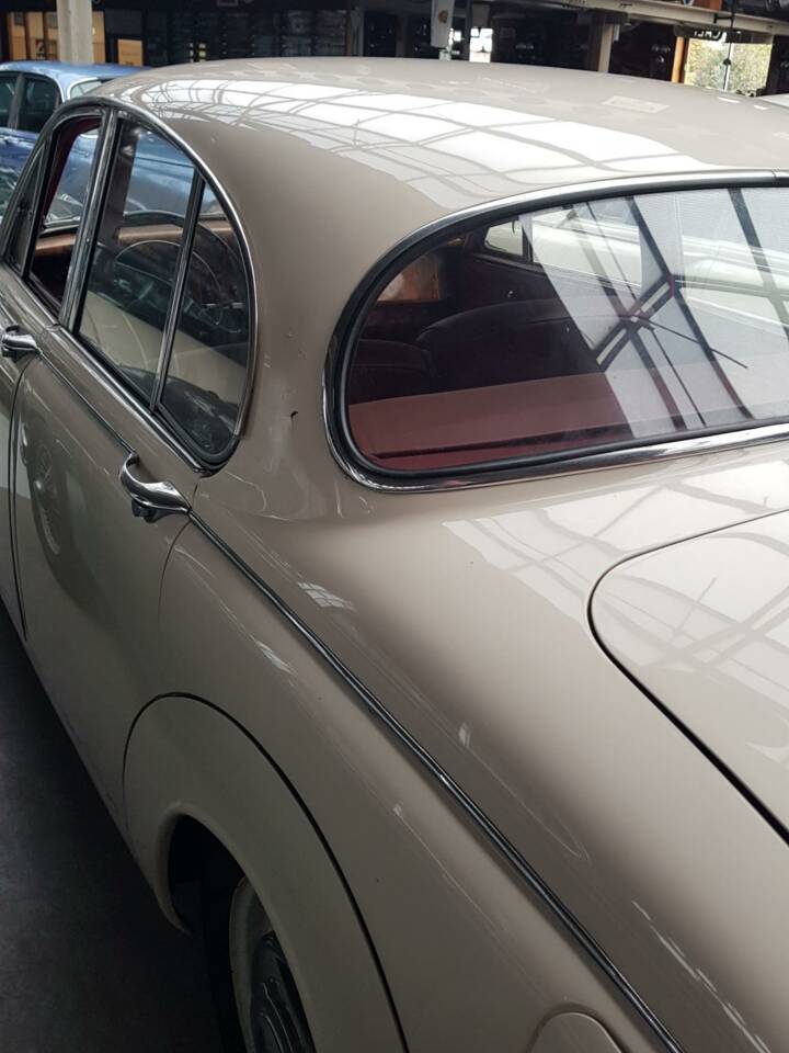 Image 22/35 of Jaguar Mk II 2.4 (1961)