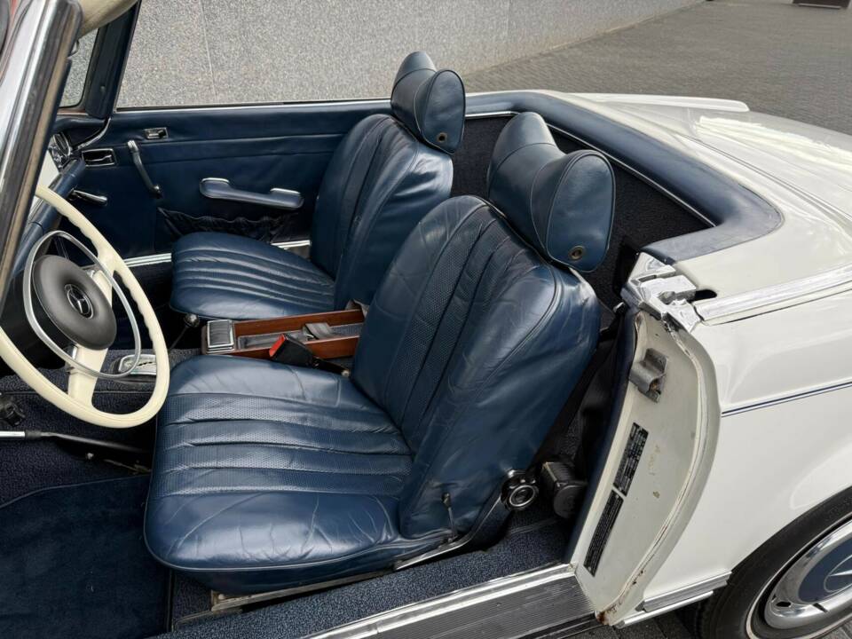 Image 33/50 of Mercedes-Benz 280 SL (1971)