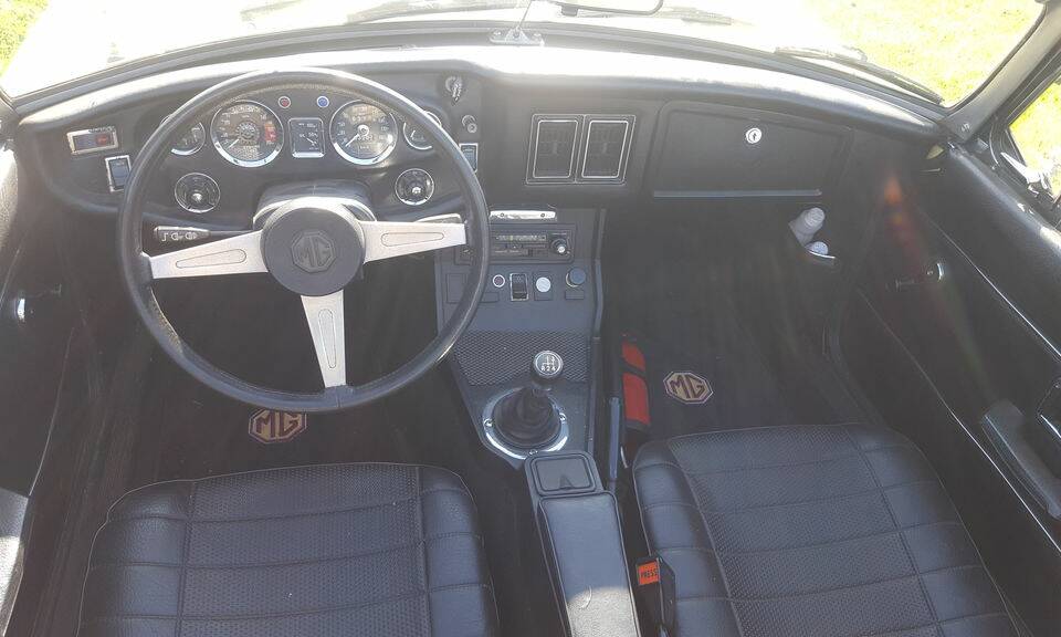 Image 2/8 of MG MGB (1976)