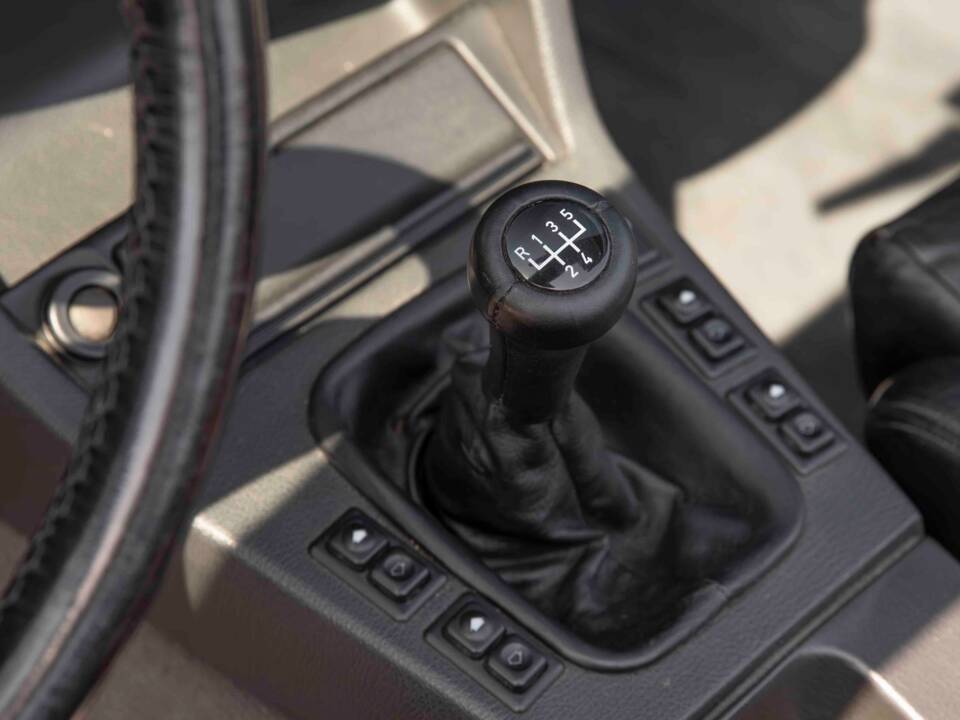 Image 58/70 of BMW 320i (1990)