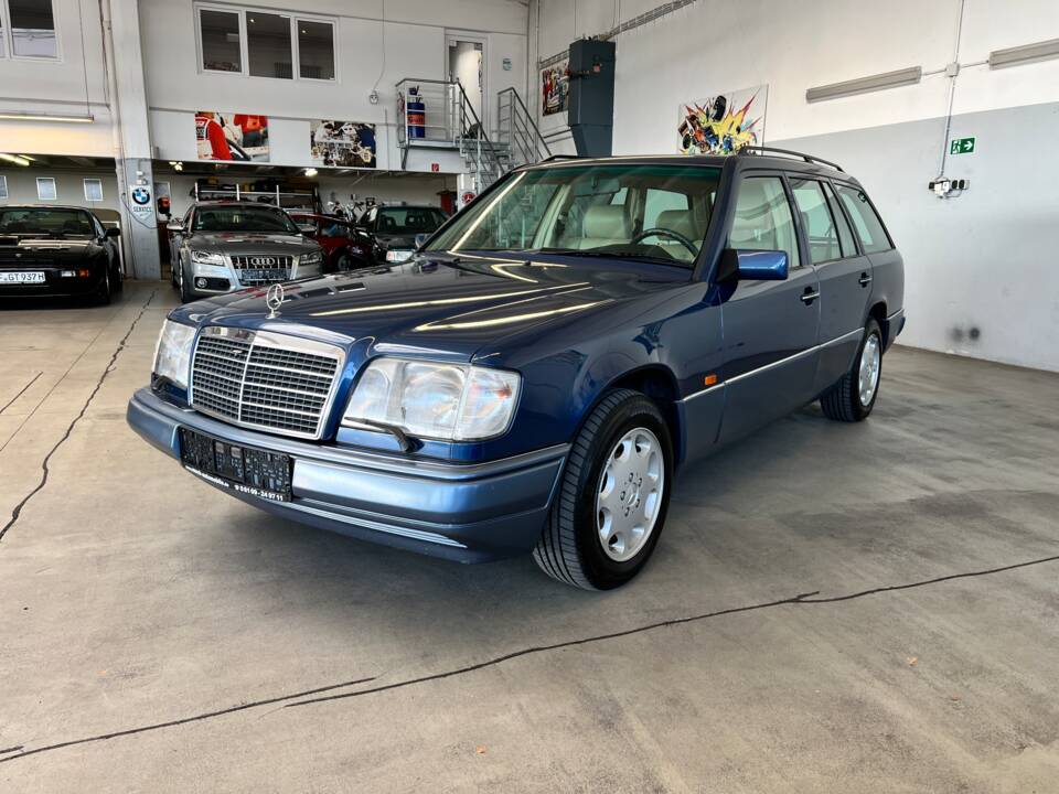 Bild 3/40 von Mercedes-Benz E 300 T 4MATIC (1994)