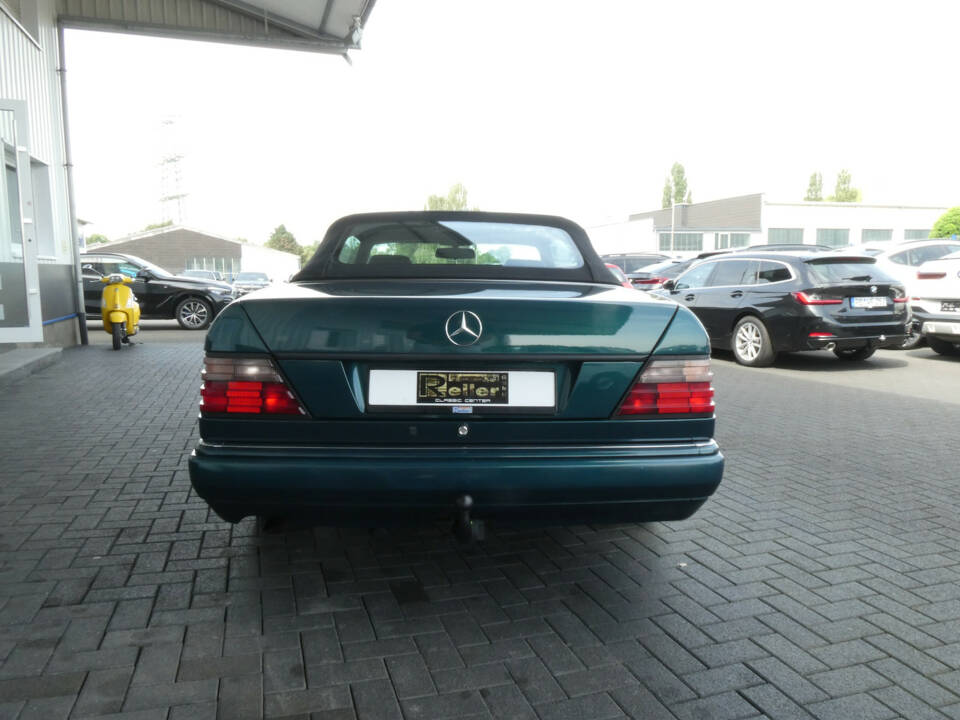 Image 5/26 of Mercedes-Benz E 220 (1996)