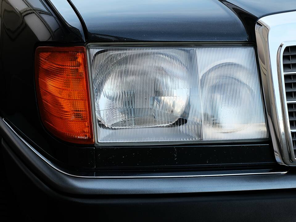 Image 36/63 of Mercedes-Benz 300 CE (1991)
